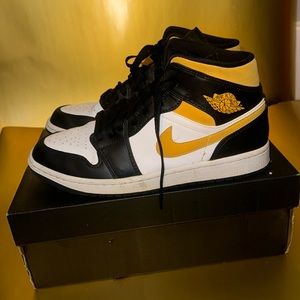 Air Jordon 1’s MID size 8 1/2 men’s good condition